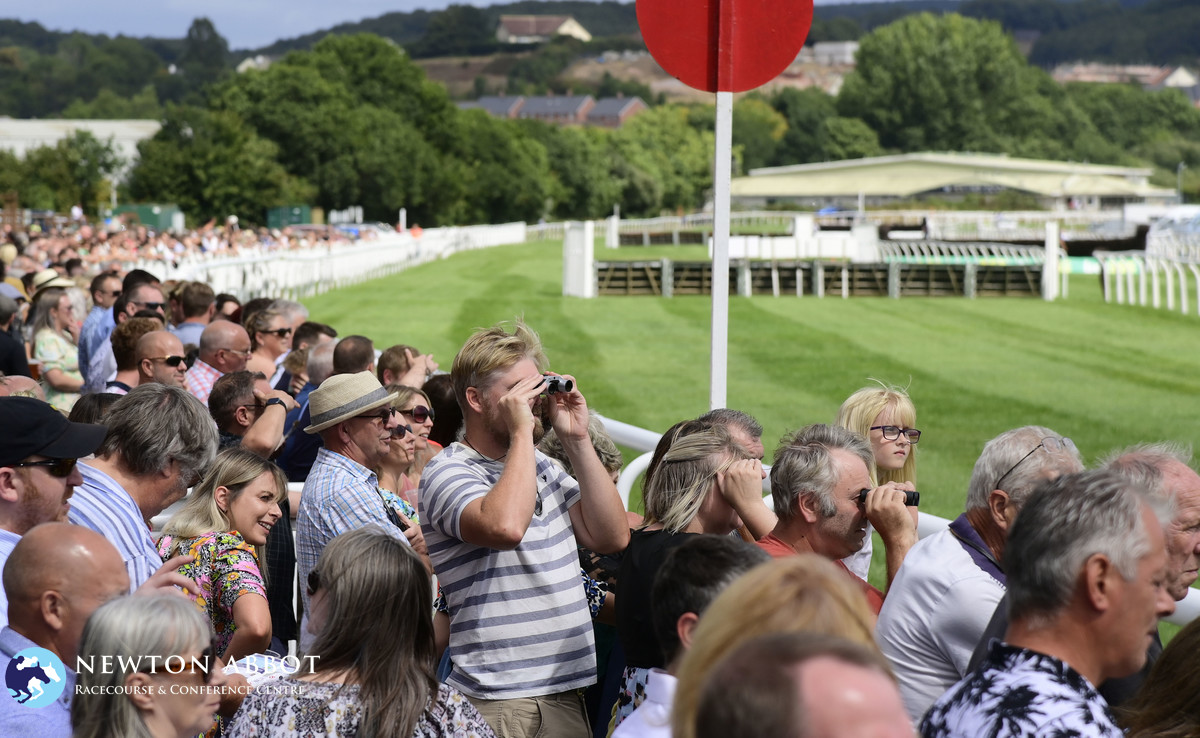 Afternoon Racing Mon 5 September 2022 Newton Abbot Racecourse